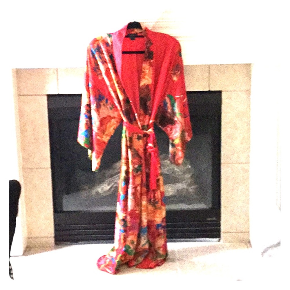 Bath robe.